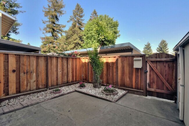 Building Photo - Modern 2-Bedroom Townhome in Peaceful Redwood Community