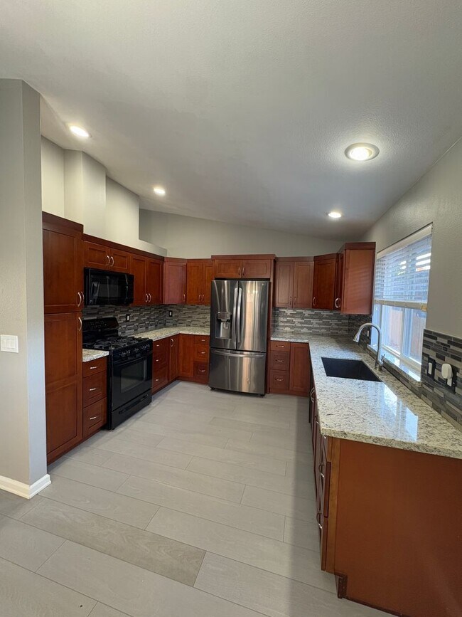 Building Photo - Kirkland Rambler - 3 bedroom 1.75 bath