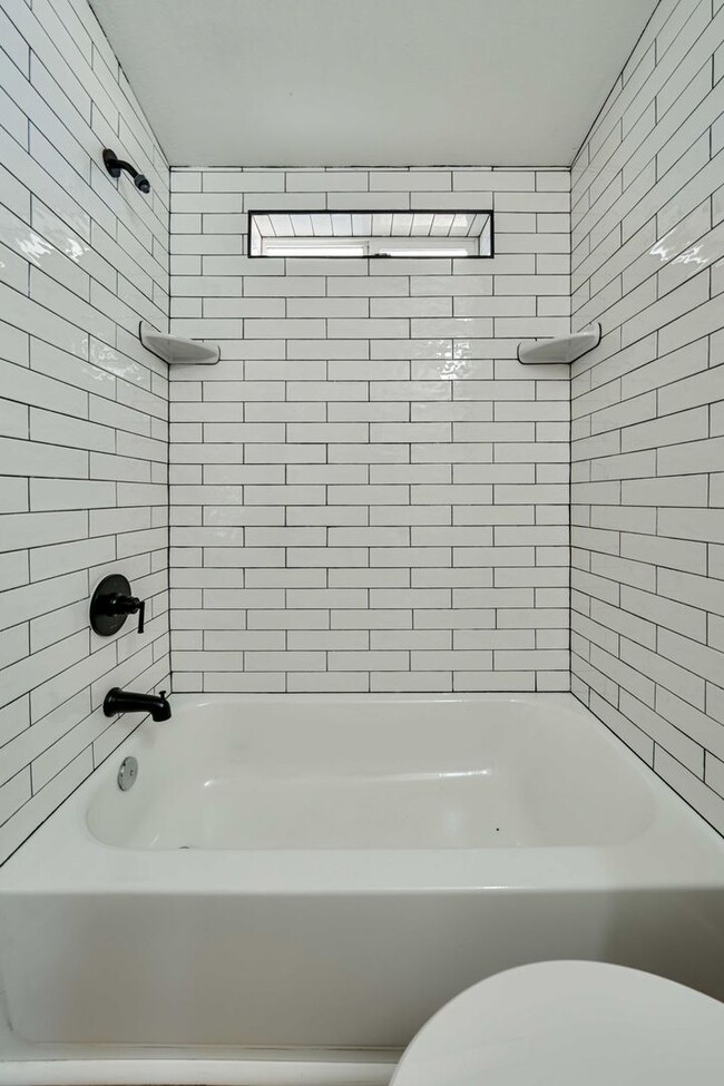 Building Photo - Charming 2-Bedroom Home with Updated Kitch...