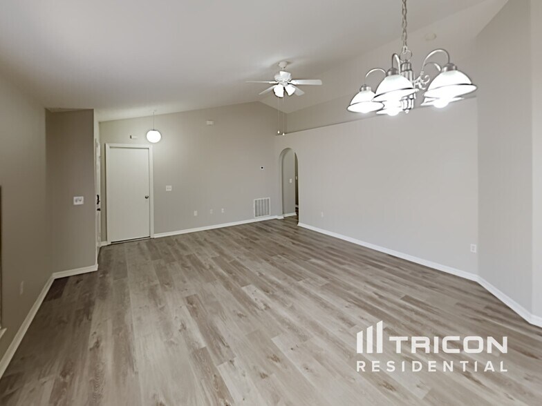 Building Photo - 921 Brenton Leaf Dr