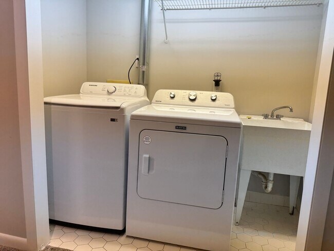 Building Photo - 1 Bedroom, 1 Bathroom Townhouse in High Point!
