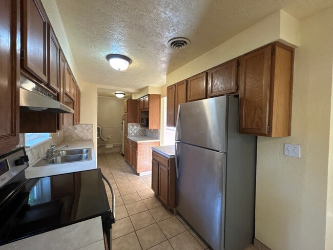 Building Photo - Downtown Redmond Charm 3 Bedroom / 1 Bath