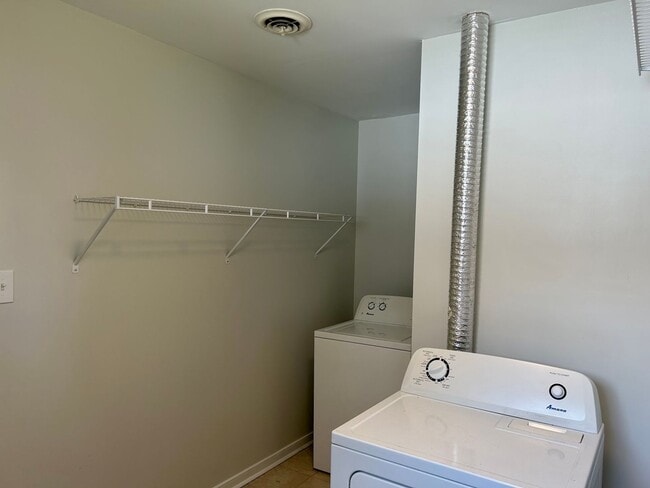 Building Photo - Charming 3 bedroom, 2.5 bath cottage within minutes to Shoppes at Willow Lawn, Carytown