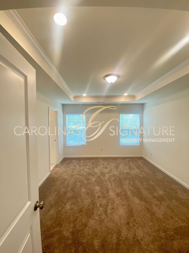 Building Photo - End Unit, 3BR/2.5BA Townhome in Piper Landing