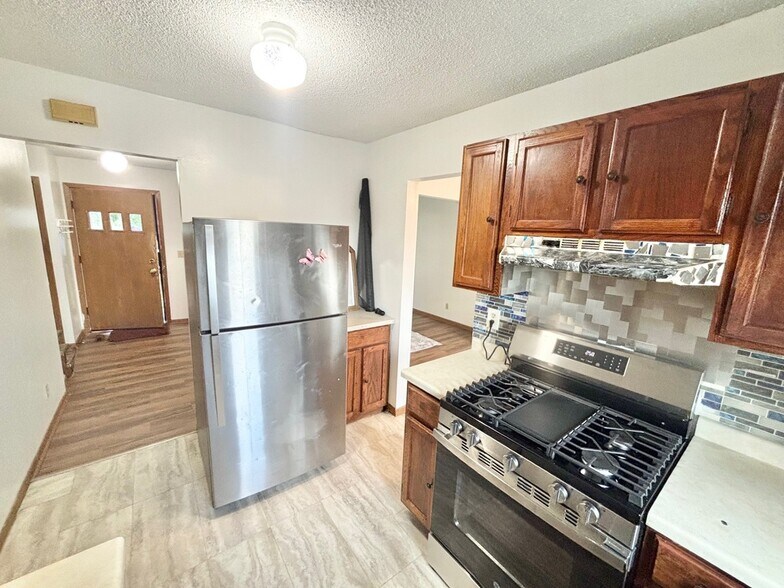 Building Photo - 1582 Reaney Ave