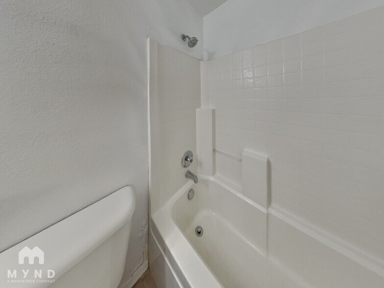 Building Photo - 611 E Pacific Dr