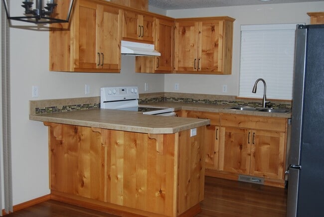 Building Photo - Well Maintained 3 Bedroom 2.5 Bath Newberg OR