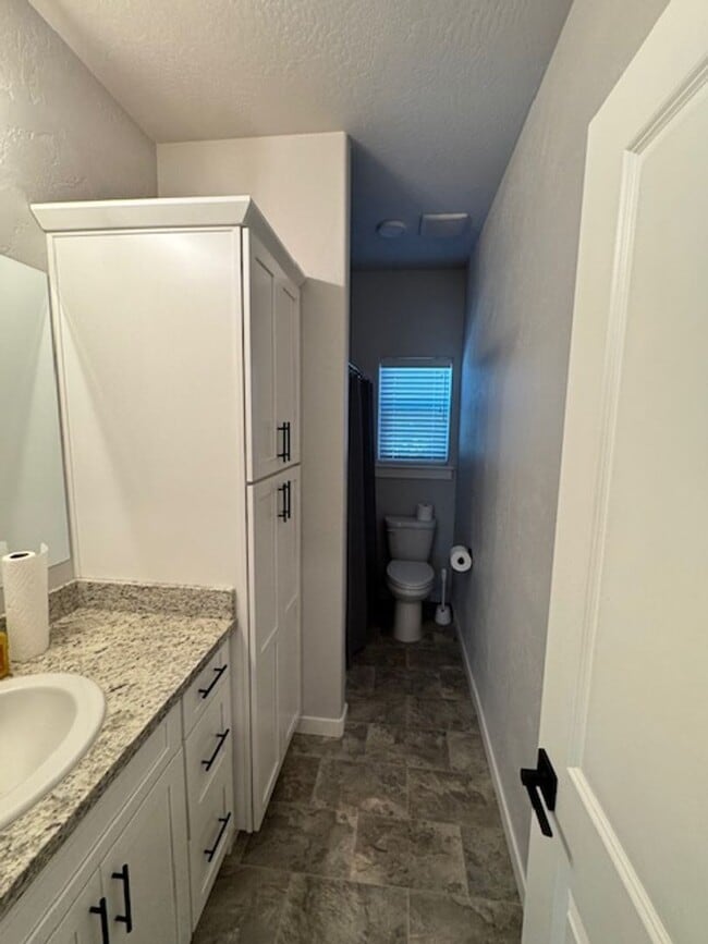 Building Photo - SINGLE LEVEL 3 BEDROOM/ UPGRADES W/ EASY M...