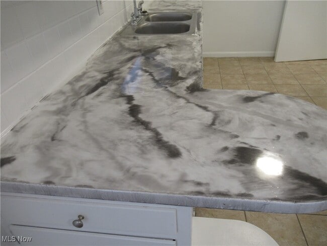 Building Photo - 285 Marion Dr