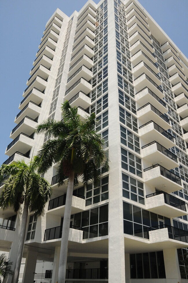 Building Photo - 525 N Ocean Blvd