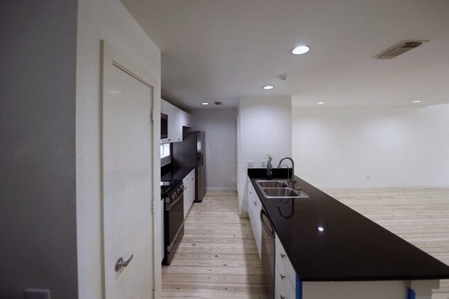 Building Photo - 702 Ruthven St