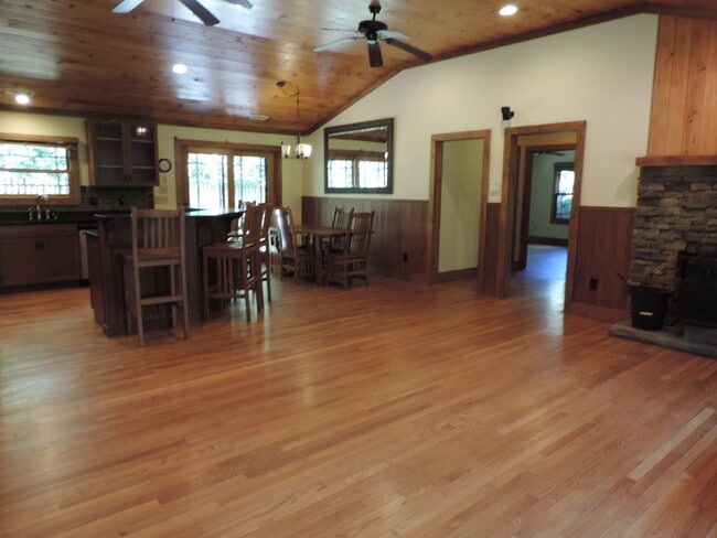 Building Photo - Beautiful Mission-Style Home! Lots of Yard for Play!