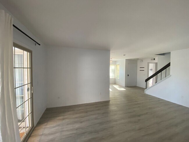 Building Photo - Completely Upgraded Townhome in Cute Neigh...