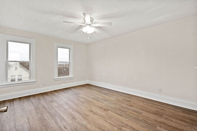 Building Photo - Stunning 2 bedroom home in Port Vue available August 1!