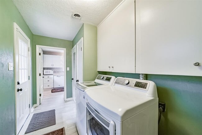 Building Photo - 9910 Pine Lake Dr