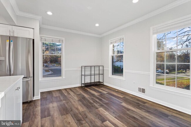 Building Photo - 6800 Melrose Dr