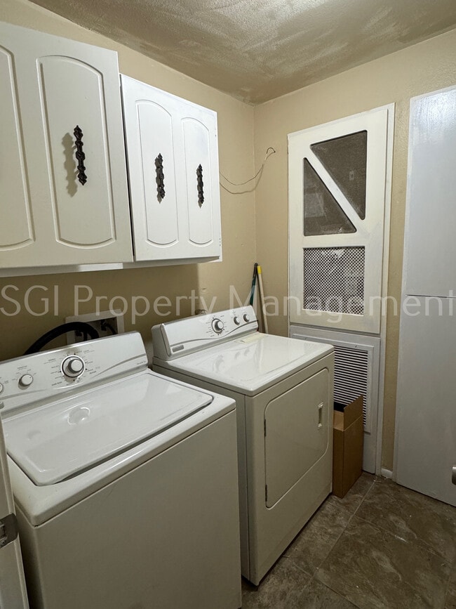 Building Photo - 6812 N 35th Ave