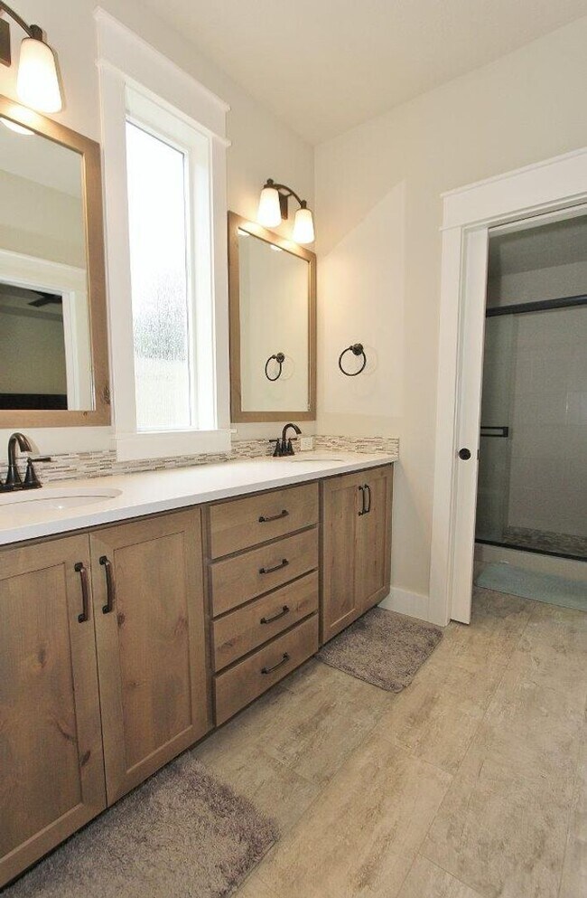 Building Photo - Lovely 4 bed 2 1/2 bath Home in Meridian, Available first week of July