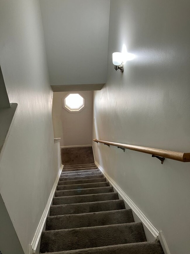Building Photo - 2 bed, 2.5  bath townhome in Towne Meadows...
