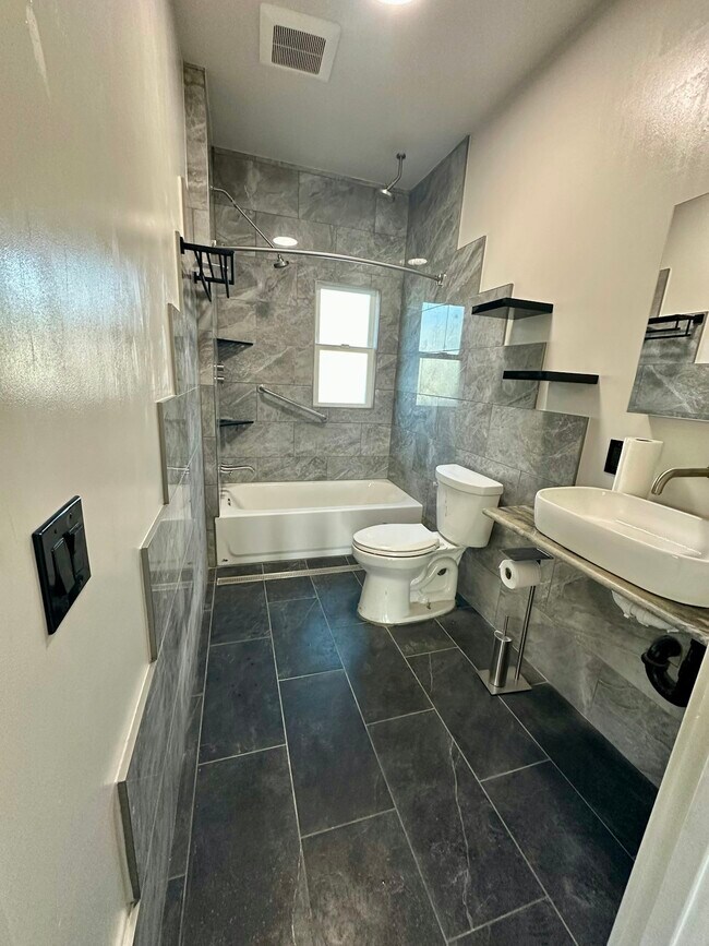 Building Photo - 444 40th St