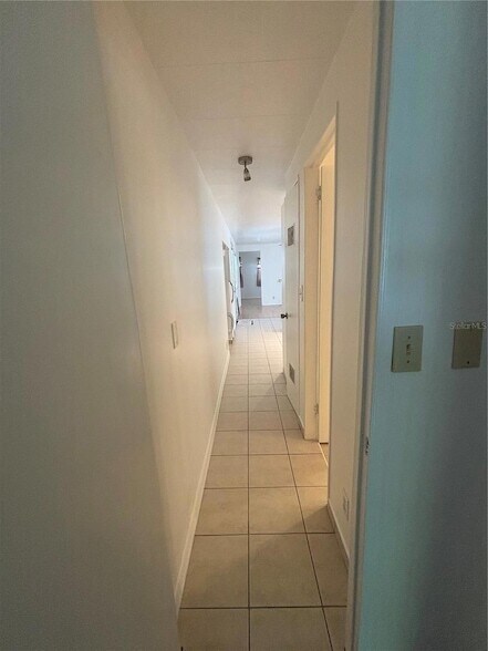 Building Photo - 5236 Kenwood Ave