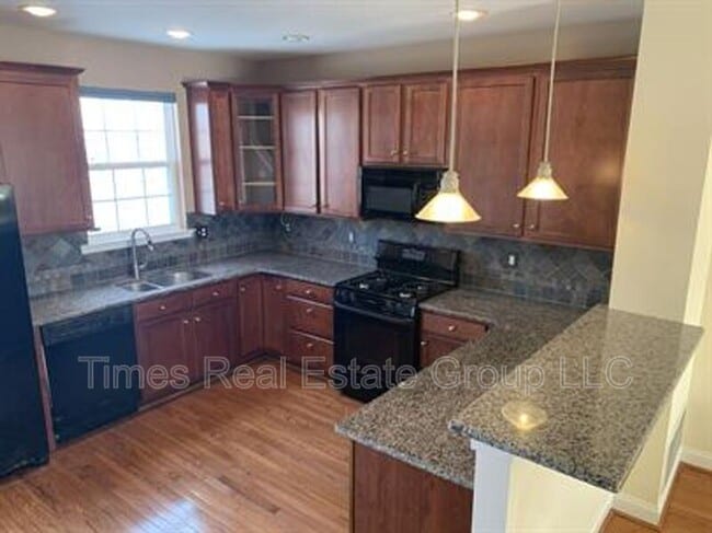 Building Photo - 436 W 5th Ave