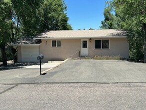 Building Photo - 492 Bruces Corner
