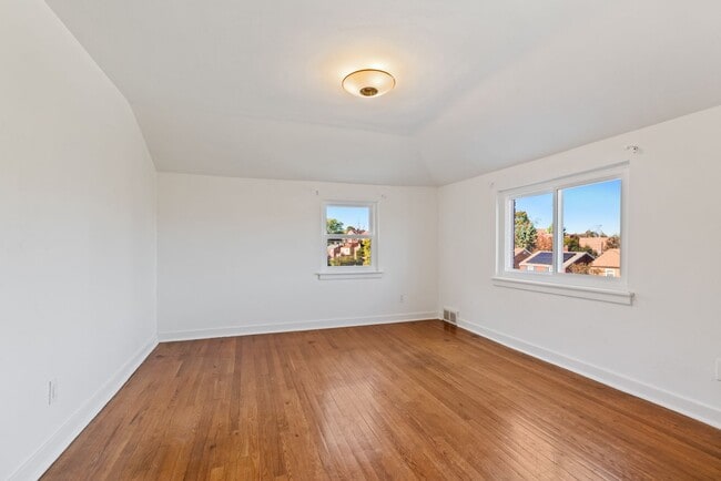 Building Photo - Newly Renovated 3Bd/1.5 Bath Home -- Avail...