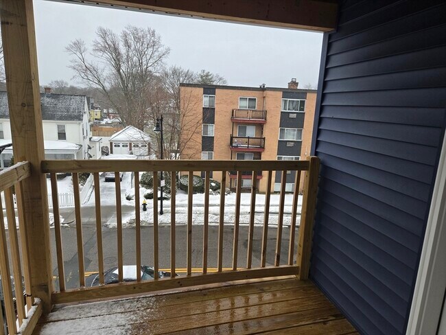 Building Photo - 715 River St