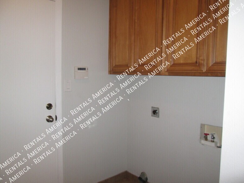 Building Photo - 5144 E Carolina Dr