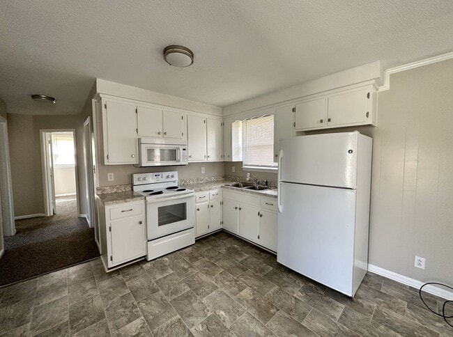 Building Photo - 3 Bedroom Home For Rent Over The River!