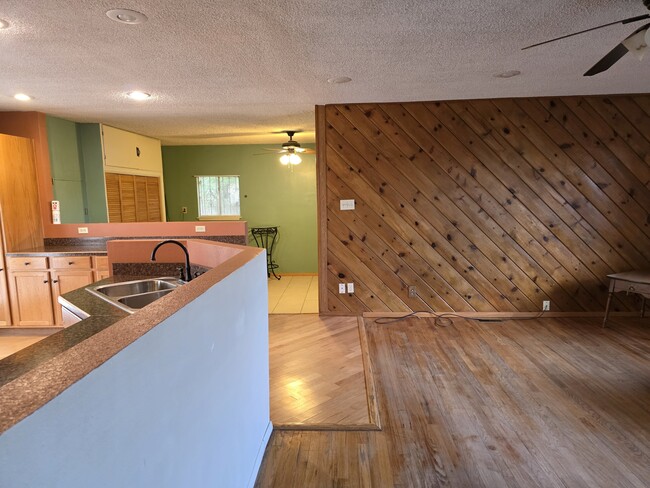 Building Photo - 904 Avenida Del Sumbre