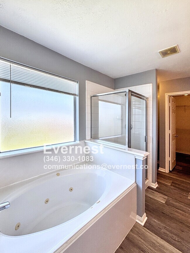 Building Photo - 3-Bedroom Home with Scenic Community Ameni...