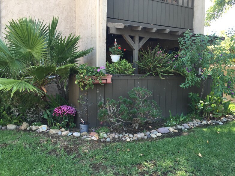 beautifully landscaped front w/custom overhang and enclosed front deck w gate. - 9175 Campina Dr