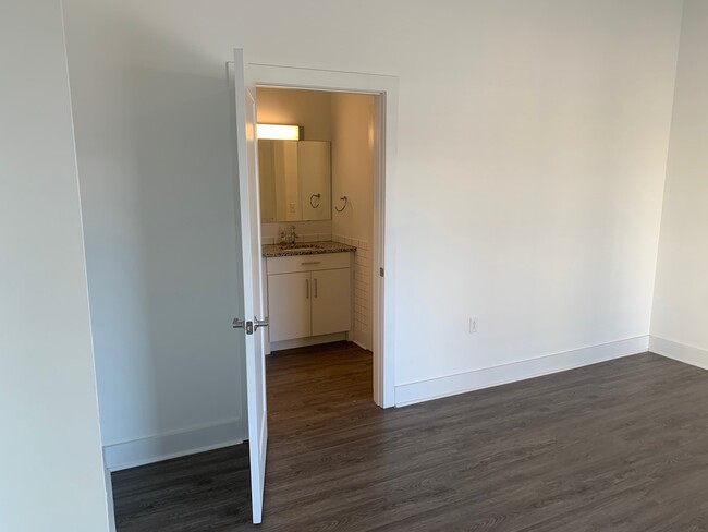 506 bedroom - 39 Dexter Ave