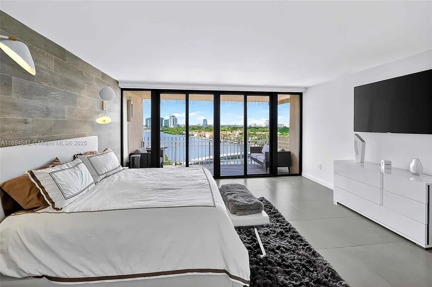 Building Photo - 2 Grove Isle Dr