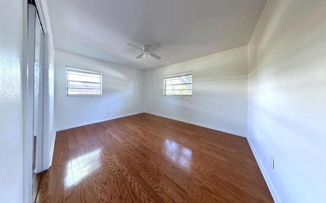 Building Photo - 1502 W Country Club Dr