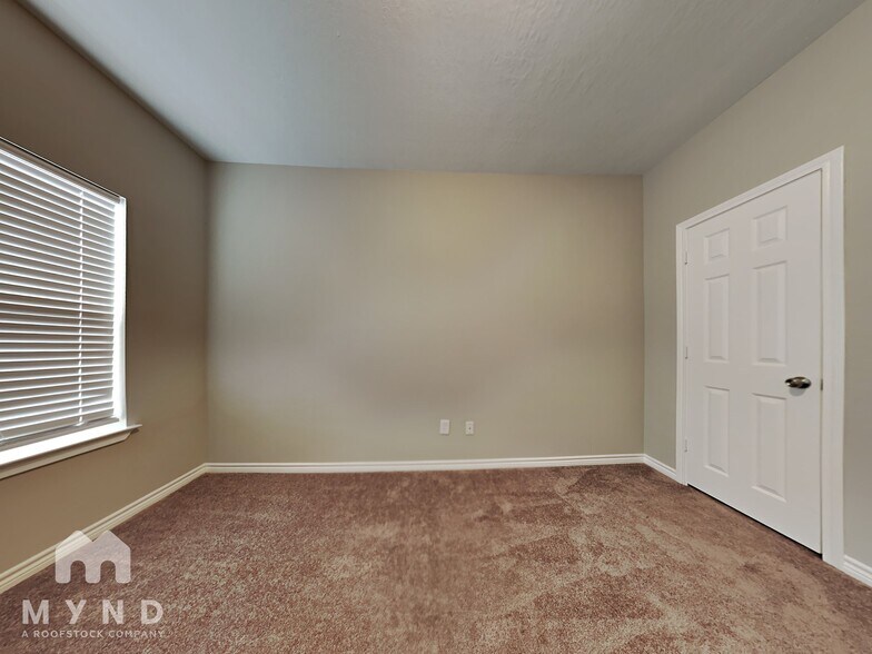 Building Photo - 850 Palmdate