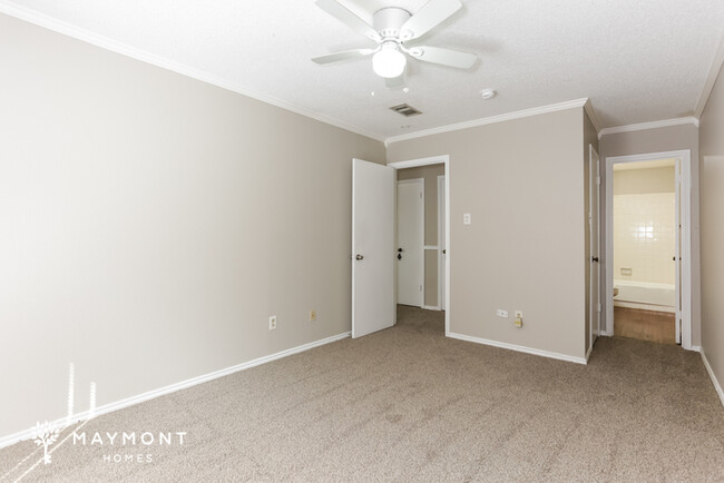 Building Photo - 6741 S Creek Dr