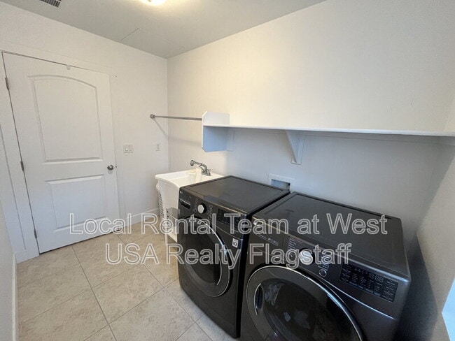 Building Photo - 2705 W Windtree Dr