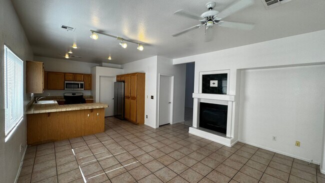 Building Photo - Pool & Spa plus 4 bedrooms