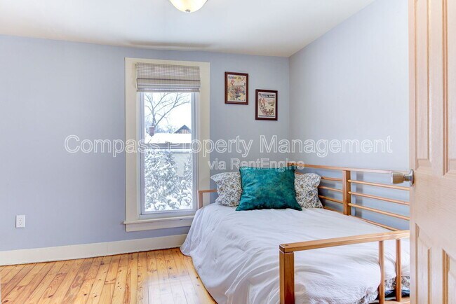 Building Photo - 328 Visser Pl SE