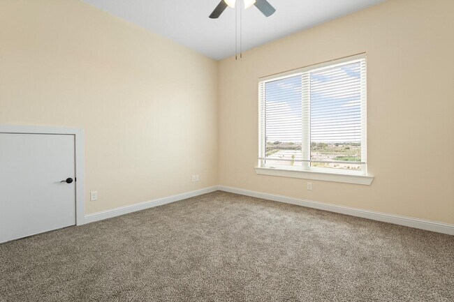 Building Photo - 48 Wilshire Blvd