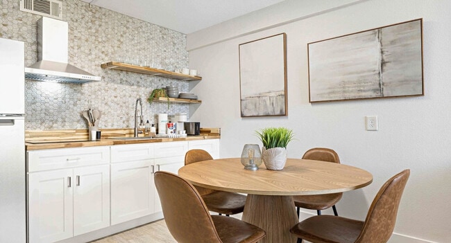 Building Photo - 556 Coral Ct