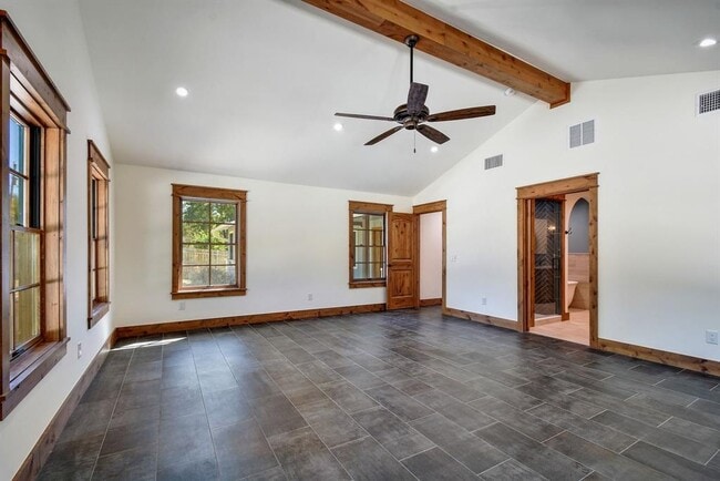 Building Photo - 108 Hub Dr