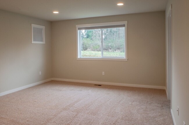 Building Photo - Beautifully Crafted 5bd/3bth home W/ Fence...
