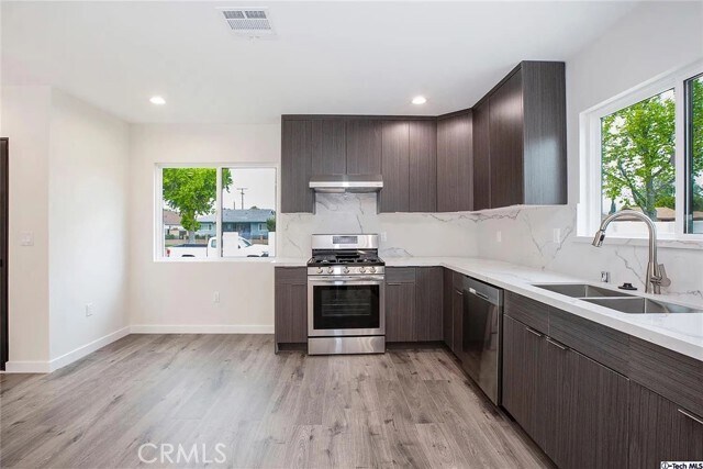 Building Photo - 10424 Woodley Ave