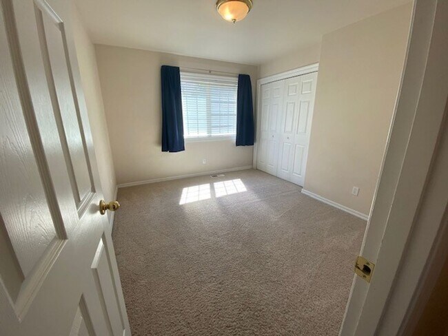 Building Photo - MOVE IN SPECIAL $500 OFF FIRST MONTHS RENT IF MOVED IN BY January 2026/ Location Location