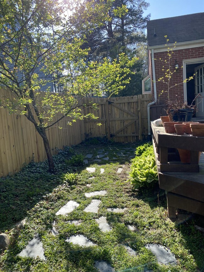 Building Photo - 1618 Delaware Ave