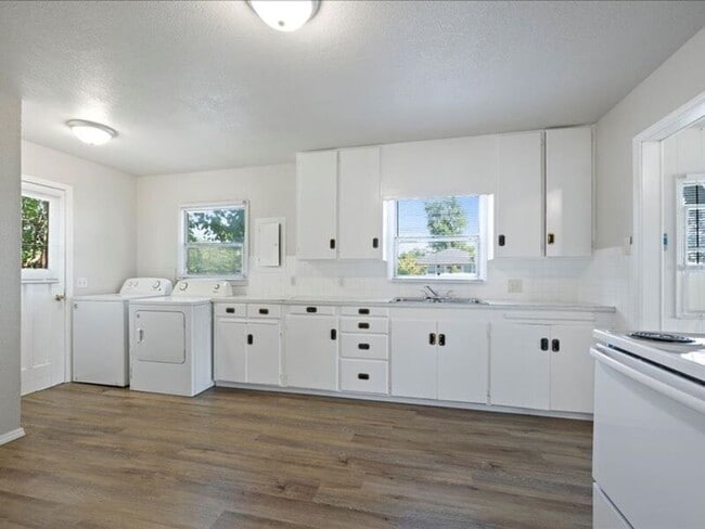Building Photo - 1617 Mahan Ave